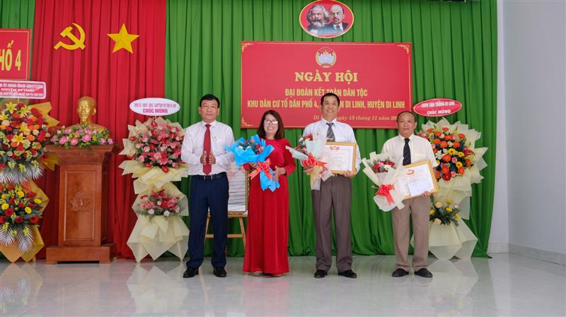 Đồng chí Bùi Thắng trao Bằng khen của Uỷ ban MTTQ Việt Nam tỉnh vì có thành tích xuất sắc trong thực hiện Cuộc vận động “Toàn dân đoàn kết xây dựng nông thôn mới, đô thị văn minh năm 2024” và Giấy công nhận khu dân cư kiểu mẫu cho tổ dân phố 4, thị trấn Di Linh
