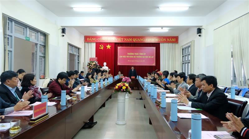 Quang cảnh buổi làm việc.