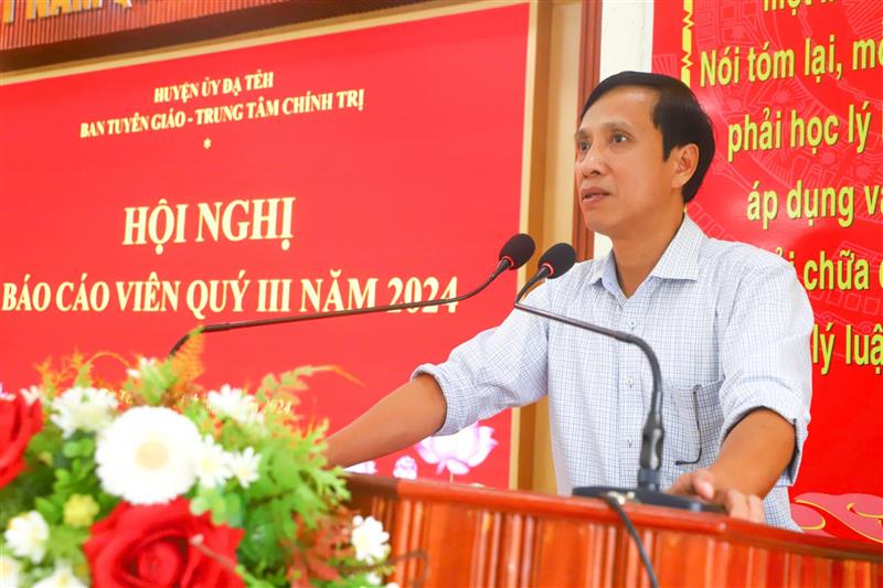 Đồng chí Nguyễn Mạnh Việt - Bí thư Huyện ủy Đạ Tẻh phát biểu chỉ đạo tại hội nghị.