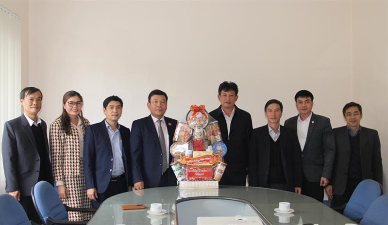 Đoàn Công tác tặng quà Viện Nghiên cứu Hạt nhân.