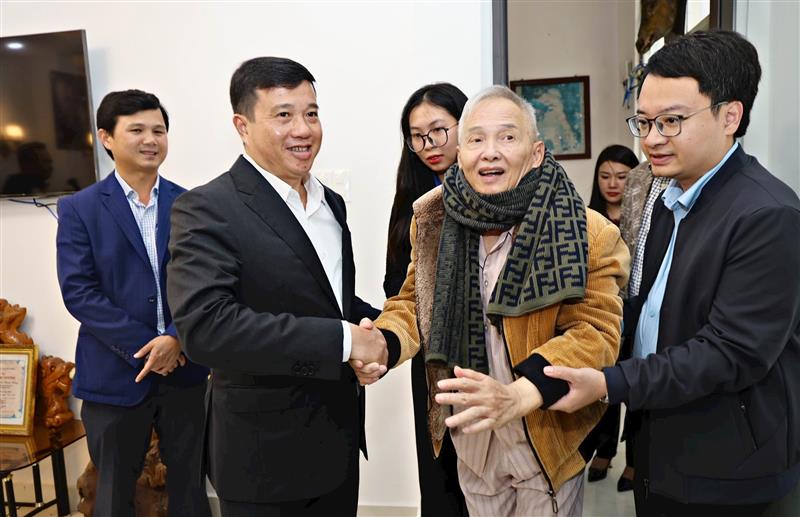Đồng chí Y Thanh Hà Niê Kđăm - Ủy viên Ban chấp hành Trung ương Đảng, Bí thư Tỉnh ủy, Trưởng đoàn ĐBQH khóa XV tỉnh Lâm Đồng ân cần thăm hỏi thương binh Nguyễn Thanh Hoàng. Ảnh: C.Thành