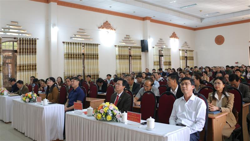 Các đại biểu tham dự lễ khai giảng.