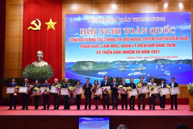 Ban Tuyên giáo Trung ương đã tặng Bằng khen cho 30 tập thể đạt thành tích xuất sắc trong công tác thông tin đối ngoại; tuyên truyền biển, đảo, phân giới, cắm mốc và quản lý biên giới trên đất liền trong năm 2020.