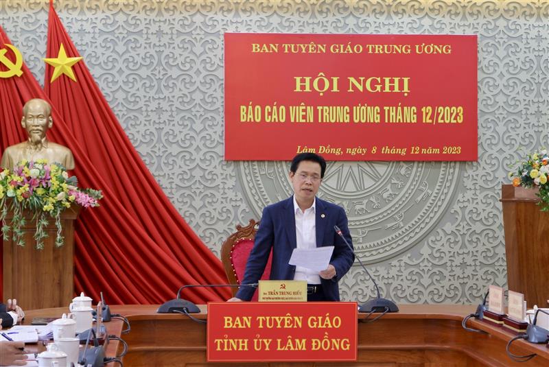 Đồng chí Trần Trung Hiếu – Phó Trưởng ban Thường trực Ban Tuyên giáo Tỉnh ủy phát biểu ý kiến về kết quả công tác tuyên truyền miệng, hoạt động báo cáo viên, tuyên truyền viên năm 2023 