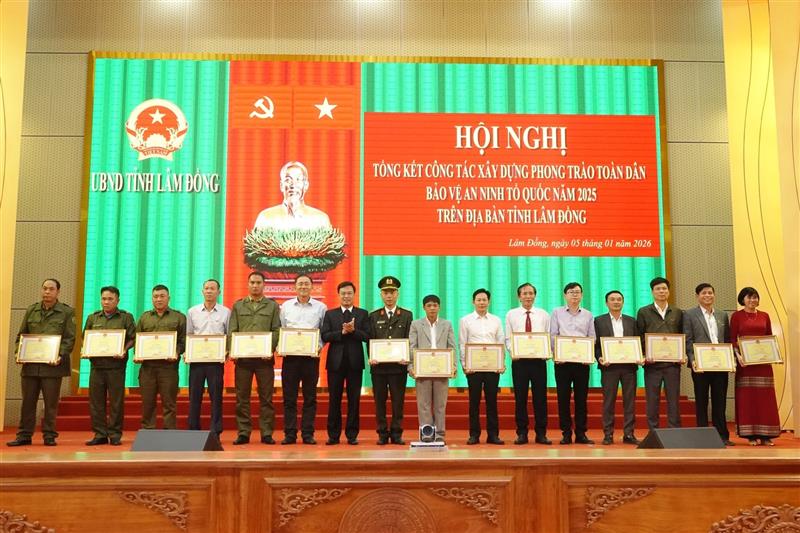 Lãnh đạo tỉnh trao Bằng khen của Chủ tịch UBND tỉnh cho các cá nhân có thành tích xuất sắc trong Phong trào thi đua Toàn dân bảo vệ an ninh Tổ quốc trên địa bàn tỉnh năm 2025.