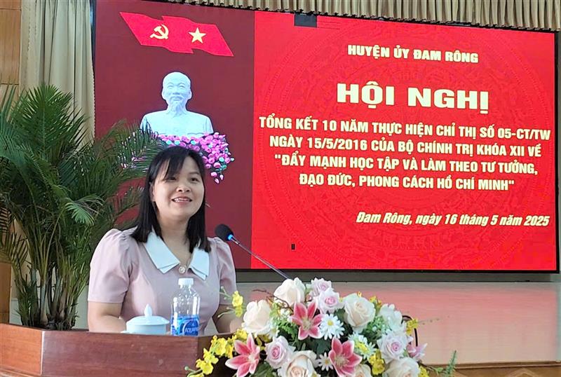 Em Nguyễn Thị Nhung, Huyện ủy viên, Bí thư Huyện Đoàn Đam Rông phát biểu tại Hội nghị tổng kết 10 năm học tập và làm theo Bác