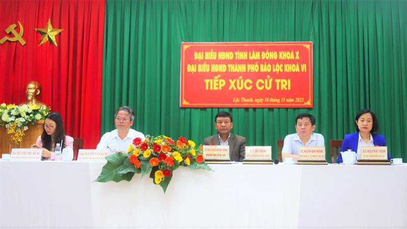 Đồng chí Bùi Thắng - Ủy viên Ban Thường vụ Tỉnh ủy, Trưởng Ban Tuyên giáo Tỉnh ủy Lâm Đồng và đại biểu HĐND 2 cấp tiếp xúc với cử tri xã Lộc Thanh.