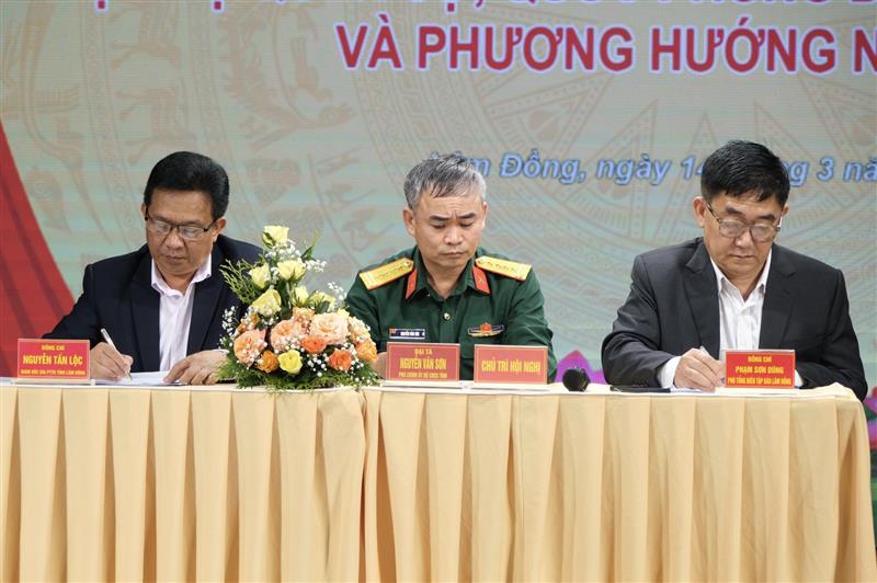 Các đồng chí chủ trì Hội nghị.