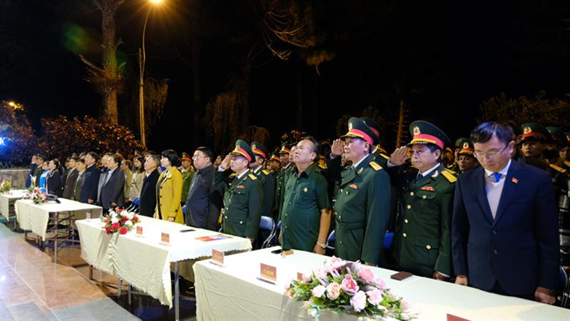Các đại biểu tưởng niệm các anh hùng, liệt sĩ.