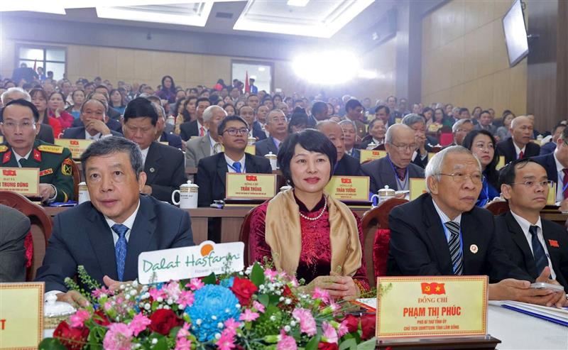 Đồng chí Phạm Thị Phúc, Phó Bí thư Tỉnh ủy, Chủ tịch UBMTTQ Việt Nam tỉnh Lâm Đồng và các đồng chí lãnh đạo, nguyên lãnh đạo tỉnh qua các thời kỳ dự Đại hội