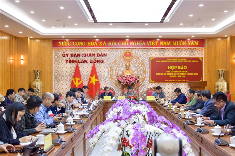 Quang cảnh buổi họp báo.
