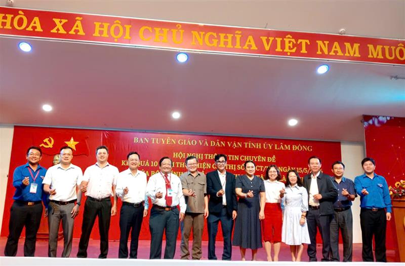 Đại biểu dự hội nghị chụp hình lưu niệm