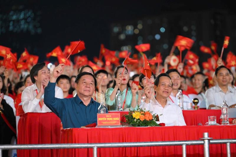 Đồng chí Nguyễn Trọng Nghĩa, Ủy viên Bộ Chính trị, Bí thư Trung ương Đảng, Trưởng Ban Tuyên giáo và Dân vận Trung ương tại Chương trình nghệ thuật đặc biệt “Tự hào là người Việt Nam”.