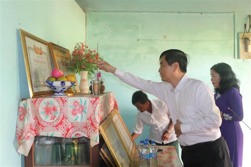 Đoàn đã thắp nhang tưởng nhớ các liệt sĩ