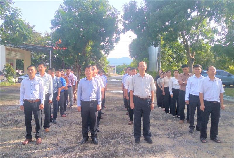 Toàn thể cán bộ, đảng viên, công chức dự chào cờ. Ảnh Quy Võ