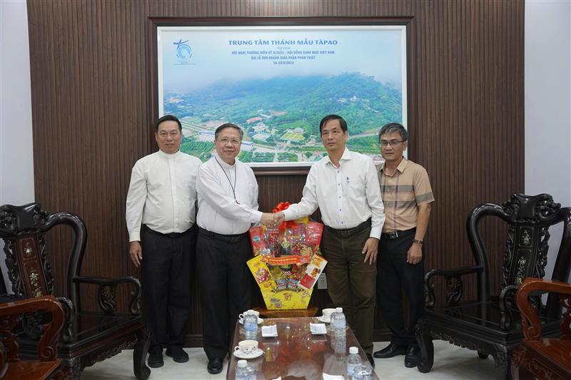 Đồng chí Võ Thanh Bình - Ủy viên Ban Thường vụ Tỉnh ủy, Trưởng ban Tuyên giáo và Dân vận Tỉnh ủy thăm, chúc Tết tại Tòa giám mục Phan Thiết. Đồng chí Võ Thanh Bình - Ủy viên Ban Thường vụ Tỉnh ủy, Trưởng ban Tuyên giáo và Dân vận Tỉnh ủy thăm, chúc Tết tại Tòa giám mục Phan Thiết.