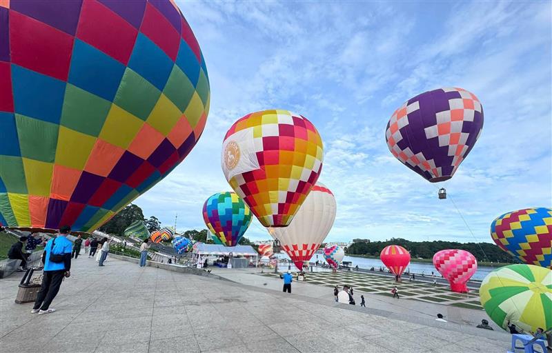 Khinh khí cầu khoe sắc tại Quảng trường Lâm Viên Khinh khí cầu khoe sắc tại Quảng trường Lâm Viên