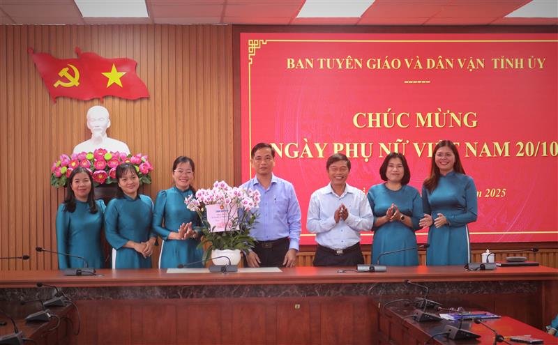 Lãnh đạo Ban tặng hoa chúc mừng cán bộ, công chức nữ Phòng Thông tin-Tổng hợp.