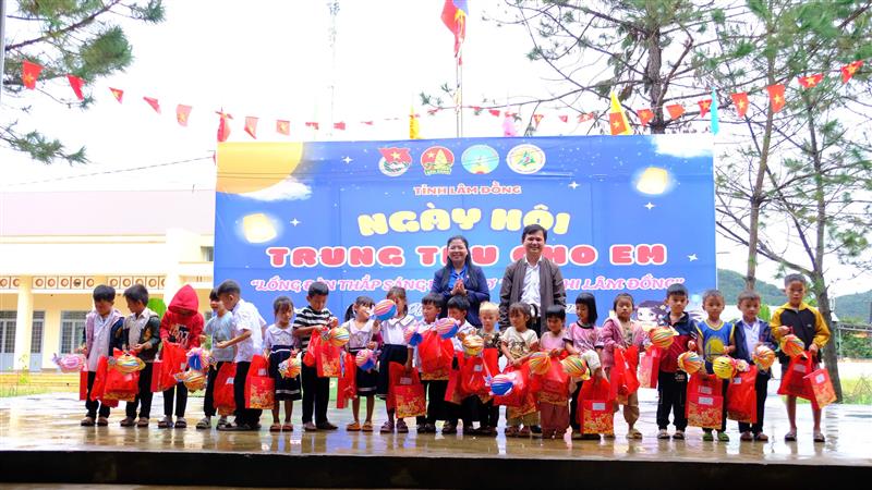 Đồng chí Châu Ngọc Lương, Tỉnh ủy viên, Phó trưởng ban Thường trực Ban Tuyên giáo và Dân vận Tỉnh ủy cùng lãnh đạo Tỉnh đoàn Lâm Đồng tặng quà cho học sinh. Ảnh: Trịnh Thị Loan.