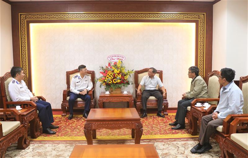 Quang cảnh buổi làm việc.
