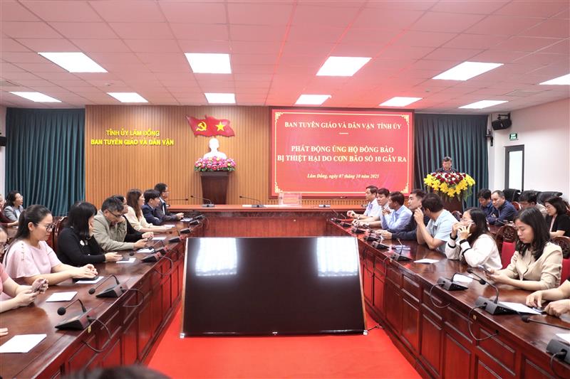 Quang cảnh Lễ phát động quyên góp ủng hộ đồng bào bị thiệt hại bởi cơn bão số 10