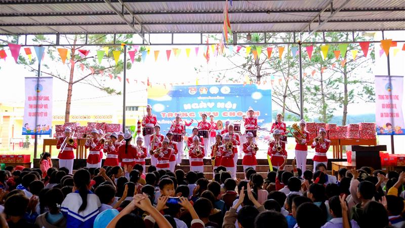 Chương trình nhạc kèn với chủ đề Rước đèn tháng Tám do Trung tâm Hoạt động Thanh thiếu nhi tỉnh Lâm Đồng biểu diễn. Ảnh: Trịnh Thị Loan.