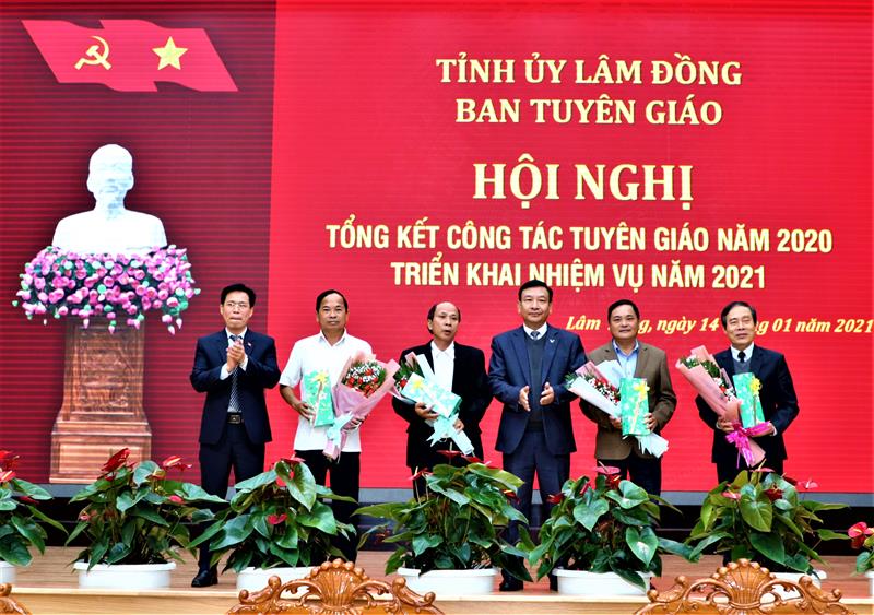 Chia tay 4 đồng chí Nguyên trưởng ban Tuyên giáo các Huyện ủy, Thành ủy
