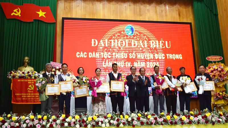 Trao tặng Giấy khen của ban dân tộc tỉnh.