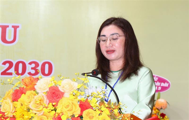 Chủ tịch HĐND xã Bảo Lâm 5 Ka Hương trình bày báo cáo kiểm điểm của Ban Chấp hành Đảng bộ