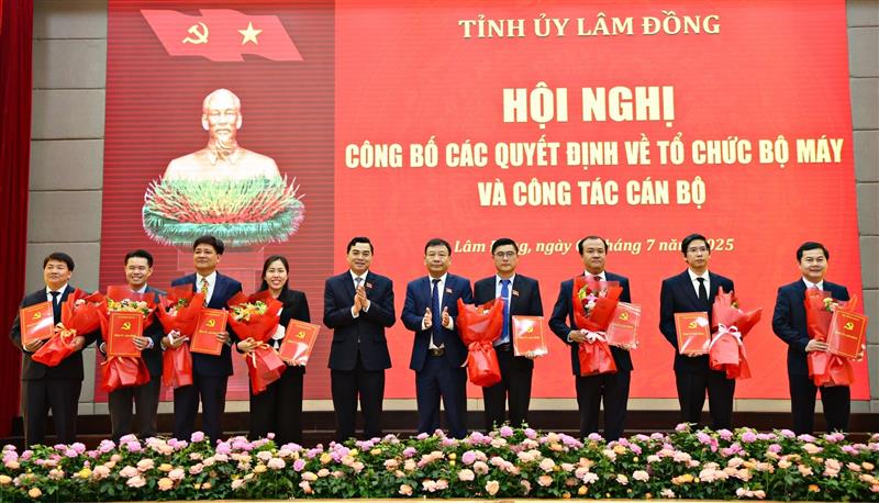 Trao quyết định quyết định bổ nhiệm đồng chí Nguyễn Khắc Bình - Ủy viên Ban Thường vụ Tỉnh ủy, Chủ nhiệm Ủy ban Kiểm tra Tỉnh uỷ Lâm Đồng giữ chức vụ Chánh Văn phòng Tỉnh ủy và 7 đồng chí giữ chức vụ Phó Chánh Văn phòng Tỉnh ủy