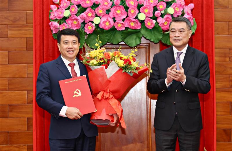 Đồng chí Lê Minh Hưng - Ủy viên Bộ Chính trị, Bí thư Trung ương Đảng, Trưởng Ban Tổ chức Trung ương trao quyết định và tặng hoa chúc mừng đồng chí Y Thanh Hà Niê Kđăm - Ủy viên Trung ương Đảng, tân Bí thư Tỉnh ủy Lâm Đồng