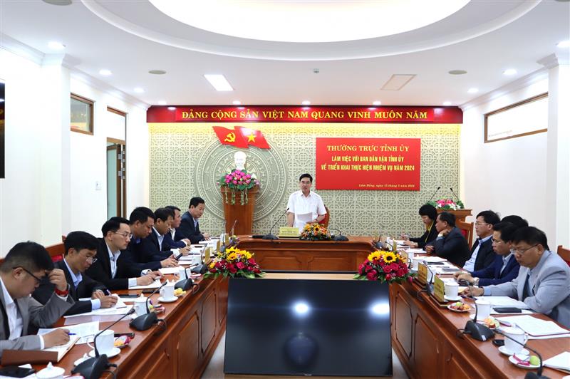Quang cảnh buổi làm việc.