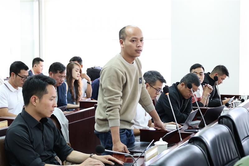 Các nhà báo đặt câu hỏi tại Hội nghị