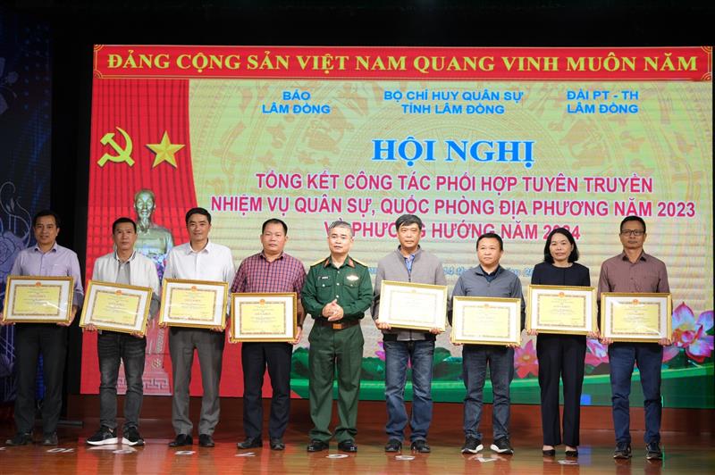 Khen thưởng các tập thể, cá nhân có thành tích xuất sắc trong công tác phối hợp tuyên truyền nhiệm vụ quân sự, quốc phòng địa phương năm 2023.