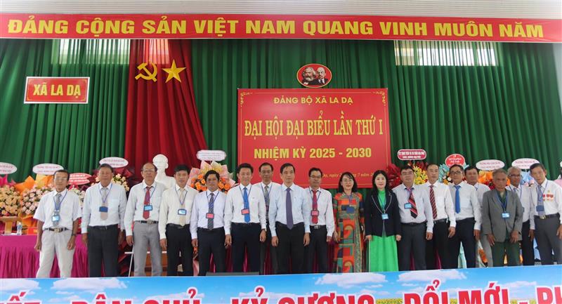 Ban chấp hành Đảng bộ xã La Dạ chụp hình lưu niệm cùng các đại biểu