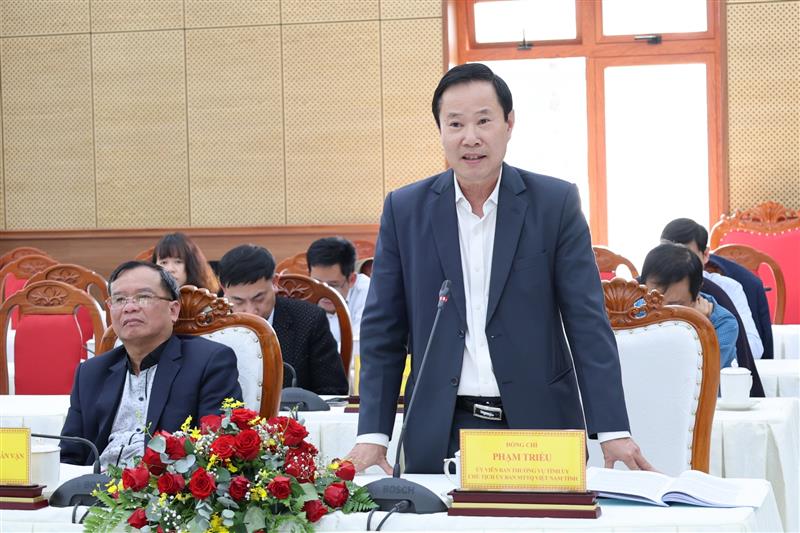Đồng chí Phạm Triều - Ủy viên Ban Thường vụ Tỉnh ủy, Chủ tịch Ủy ban MTTQ Việt Nam tỉnh trao đổi tại hội nghị