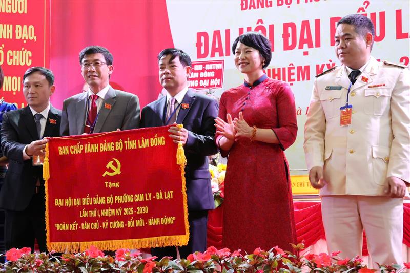 Phó Bí thư Tỉnh ủy Phạm Thị Phúc tặng Đại hội bức trướng của Ban Chấp hành Đảng bộ tỉnh Lâm Đồng mang dòng chữ Đoàn kết - Dân chủ - Kỷ cương - Đổi mới - Hành động