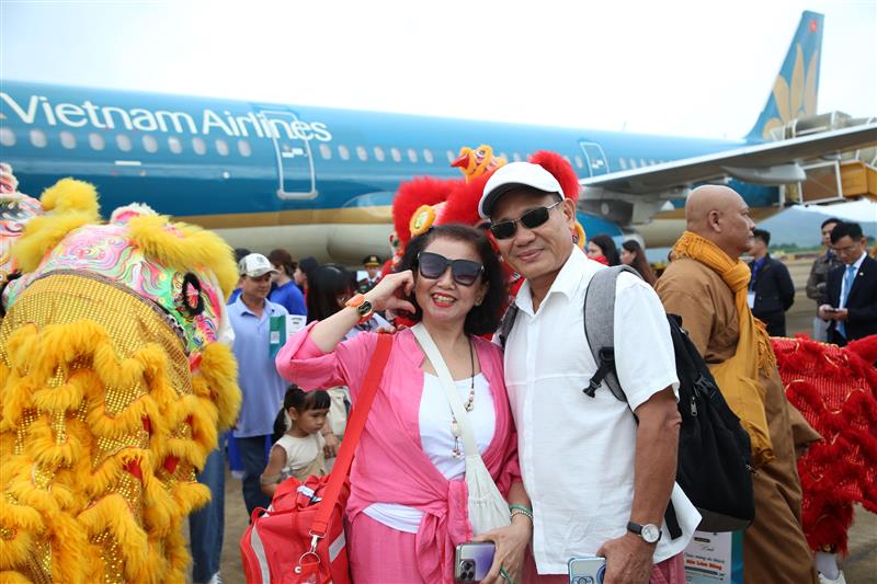 Hành khách tranh thủ chụp ảnh lưu lại khoảnh khắc khi đặt chân xuống sân bay Liên Khương vào ngày đầu tiên mở cửa trở lại