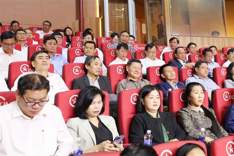 Các đại biểu tham dự hội nghị trực tiếp