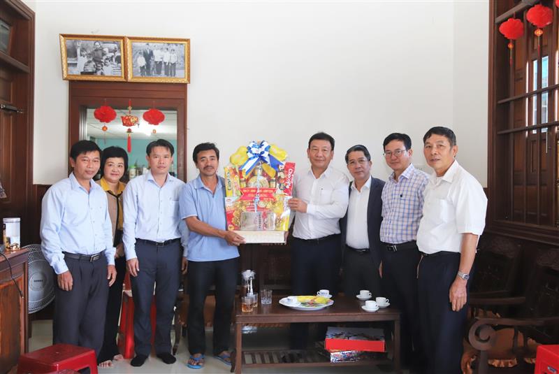 Đồng chí Bùi Thắng cùng đoàn công tác trao tặng quà tri ân gia đình con trai Mẹ Việt Nam Anh hùng Nguyễn Thị Lũy