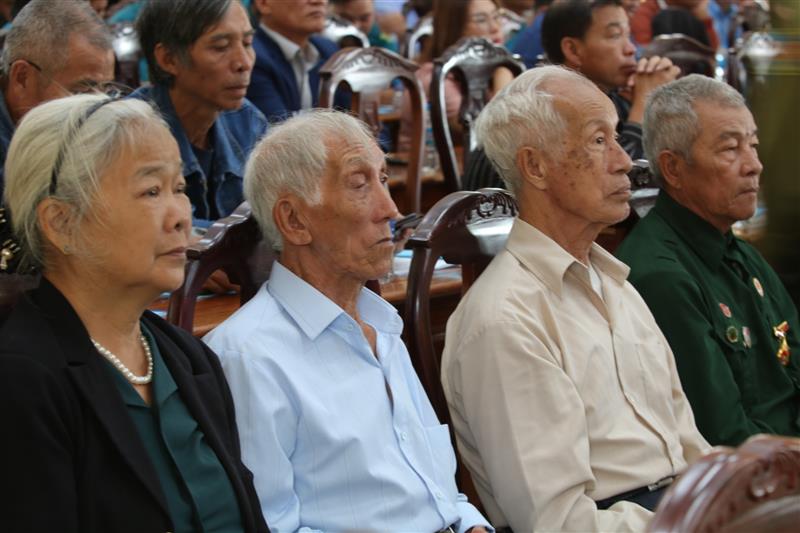 Đông đảo người dân thị trấn Đinh Văn tham dự Ngày hội.
