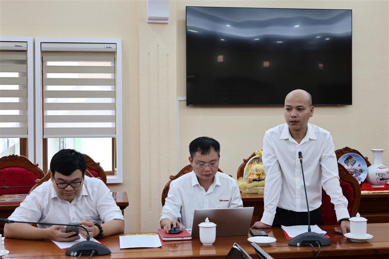 Nhà báo Lê Giang - Phóng viên Báo Người Lao Động thường trú tỉnh Lâm Đồng trao đổi tại buổi làm việc