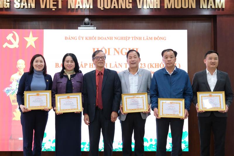 Trao Giấy khen cho các đảng viên