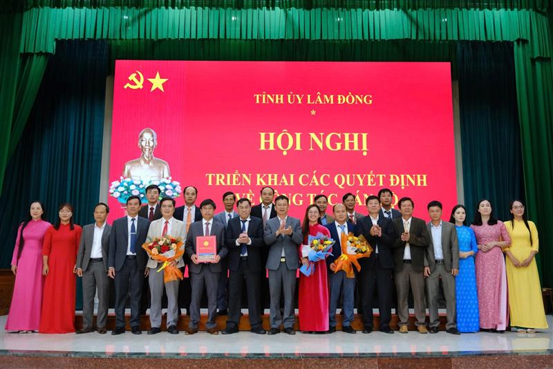 Đồng chí Võ Ngọc Hiệp - Uỷ viên Ban Thường vụ Tỉnh uỷ, Phó Chủ tịch UBND tỉnh trao quyết định về công tác cán bộ đối với xã Nam Ban Lâm Hà