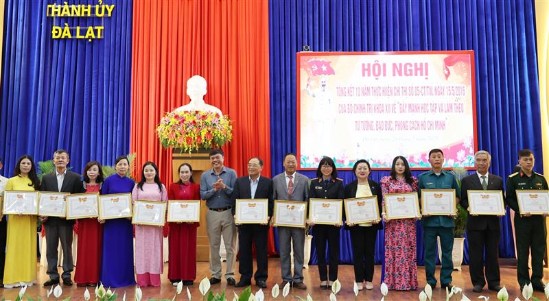 Bí thư Thành ủy Đà Lạt Đặng Đức Hiệp trao giấy khen cho các tập thể 