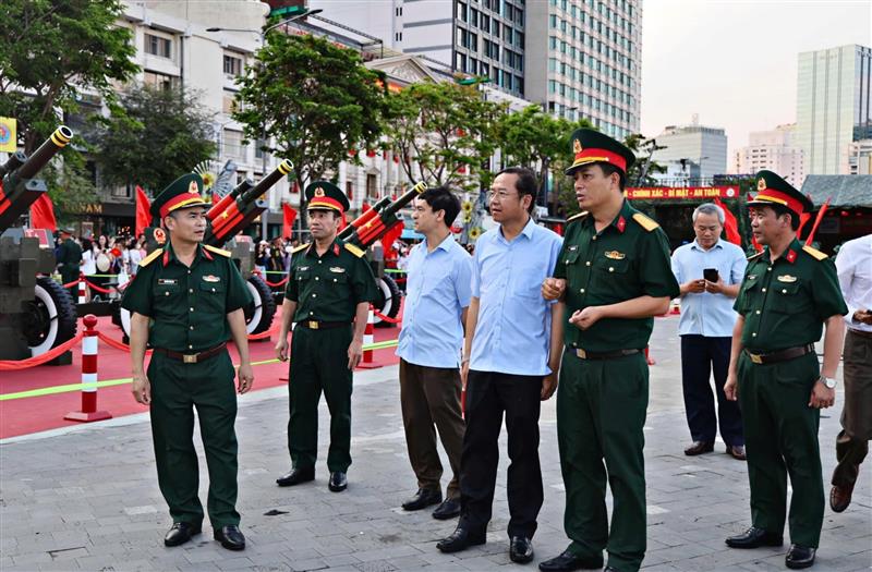 Thăm khu vực Pháo lễ trên Bến Bạch Đằng