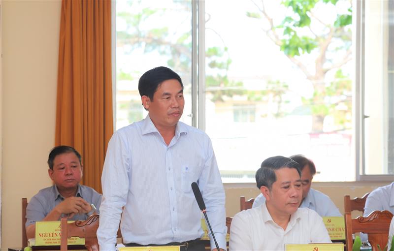 Đồng chí Nghiêm Xuân Đức - Phó Bí thư Thường trực Thành ủy, Chủ tịch HĐND TP Bảo Lộc báo cáo tại buổi làm việc