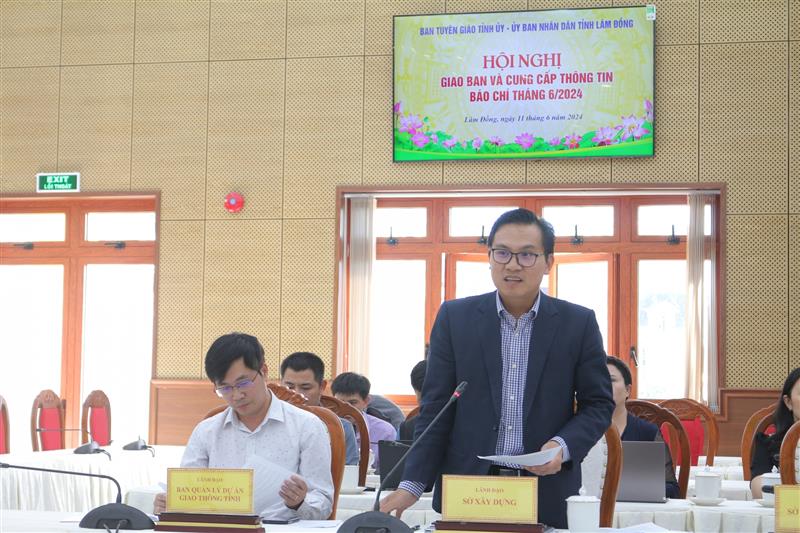 Đại diện lãnh đạo Sở Xây dựng thông tin về kết quả kiểm tra, xử lý một số công trình xây dựng vi phạm trên địa bàn