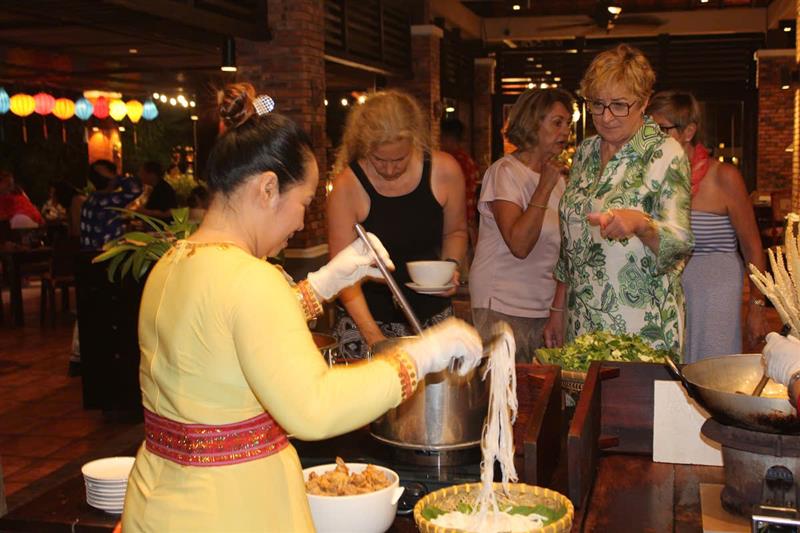 Du khách thưởng thức đặc sản ẩm thực dân tộc Chăm