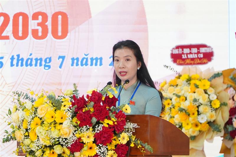 Đồng chí Võ Thị Kiều Linh, Phó Bí thư Đảng ủy, Chủ tịch UBND xã Kiến Đức điều hành Đại hội